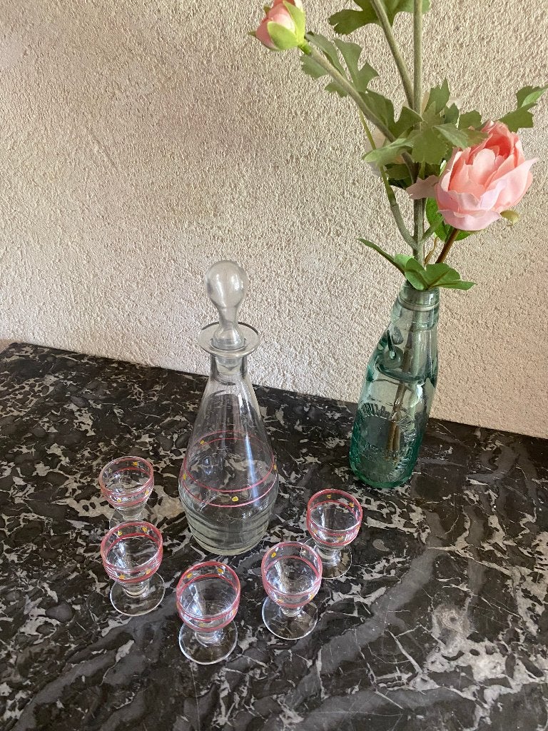 Brocante, vintage karafje/schenkkannetje met kleien glaasjes, Ophalen of Verzenden