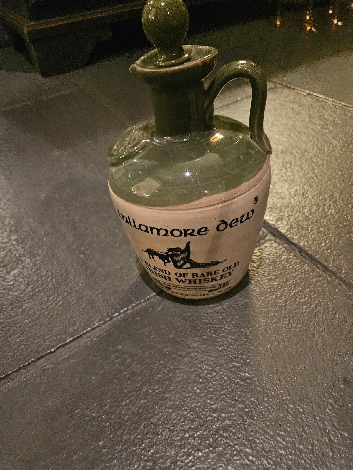 Vintage Tullamore Dew Whiskey Kruik - Groen/Crème, Antiek en Kunst, Ophalen of Verzenden