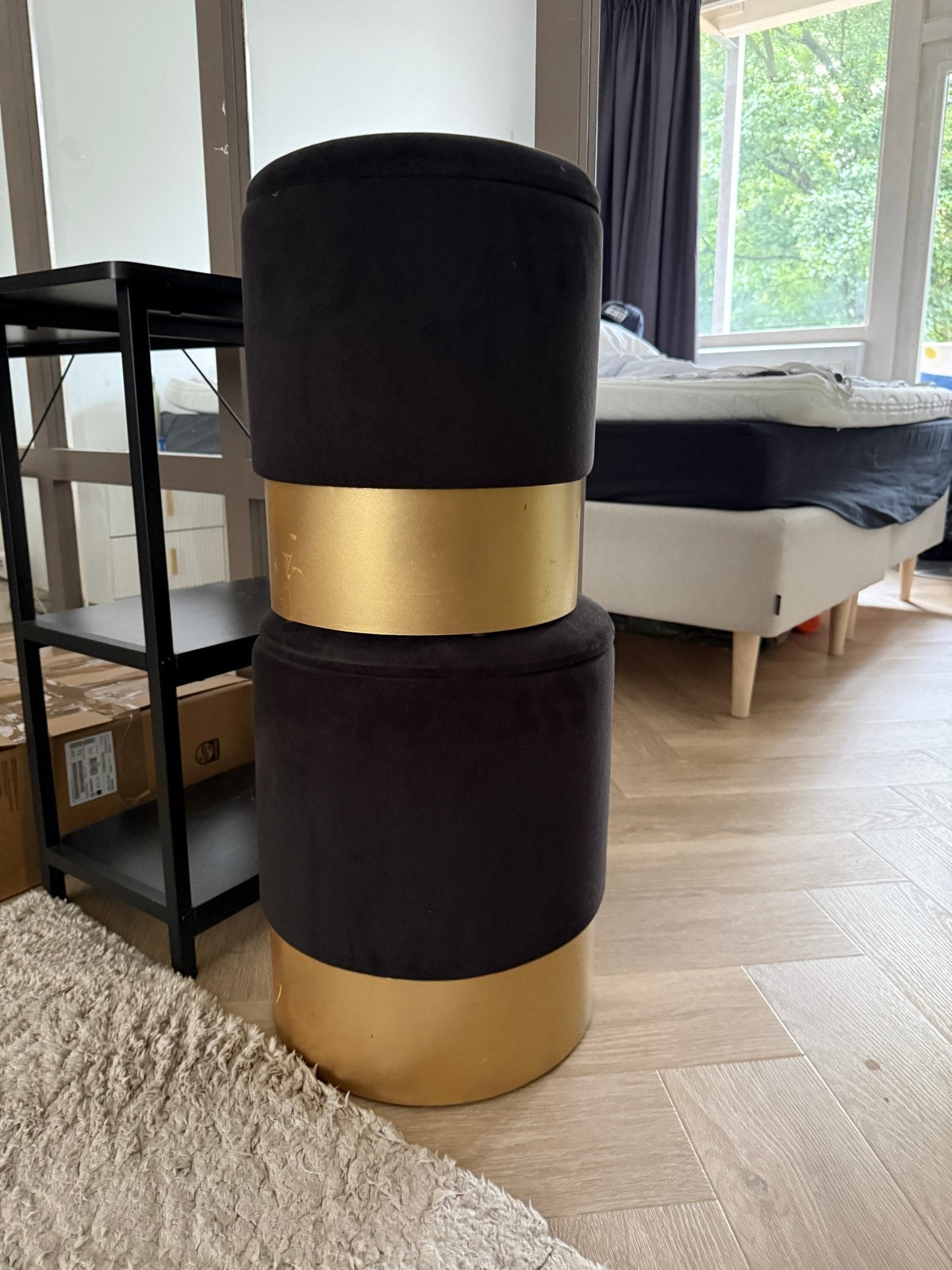 Set van 2 zwarte fluwelen poefen met gouden accent, Ophalen, Gebruikt, Twee, Zwart