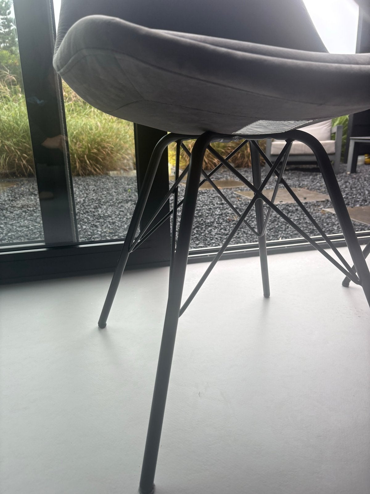 Foto 5 van 6 Grijze velvet eetkamerstoelen
