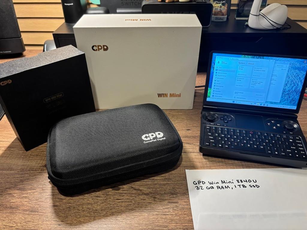 GPD Win Mini (2024) 8840u 32GB RAM + Originele Grip en Case, Computers en Software, Windows Laptops, 10 inch of minder, Met touchscreen