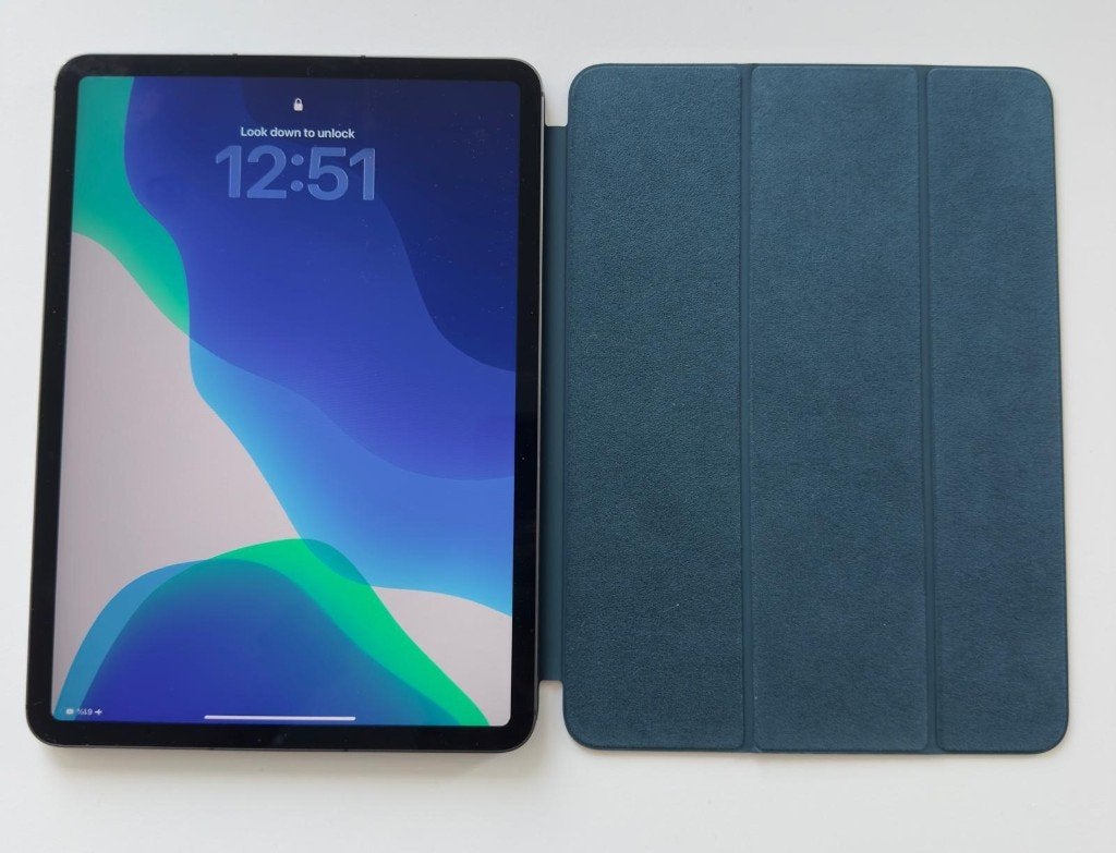 Foto 4 van iPad Pro 11” M1 128GB 5G/Cellular + cover + Tomtoc tas