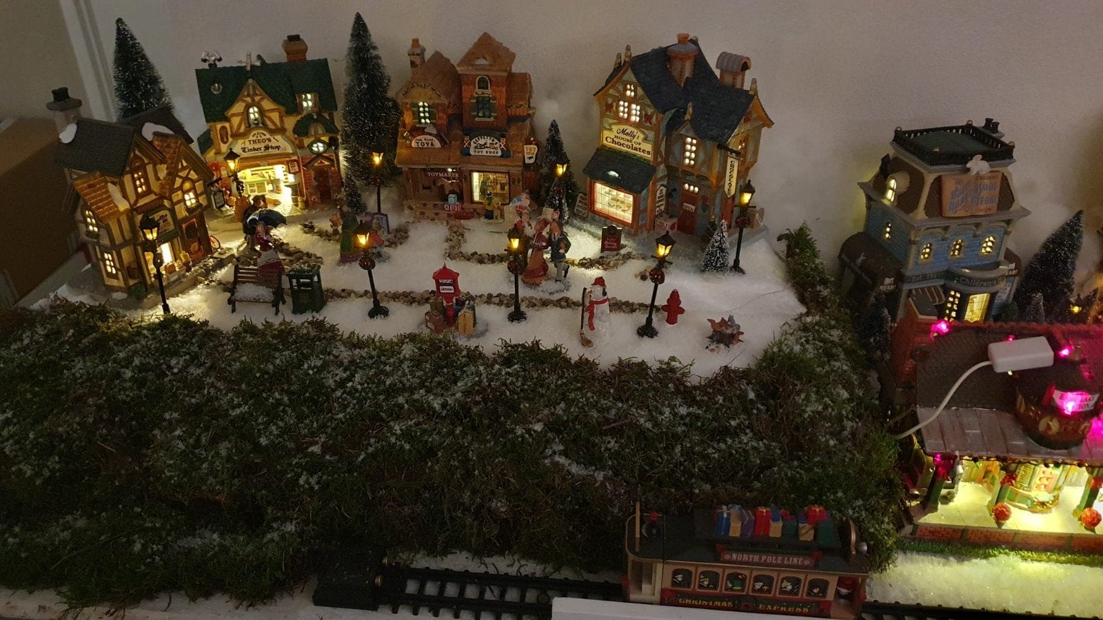 Compleet kerstdorp met 13 Lemax huisjes en accessoires, Ophalen, Zo goed als nieuw