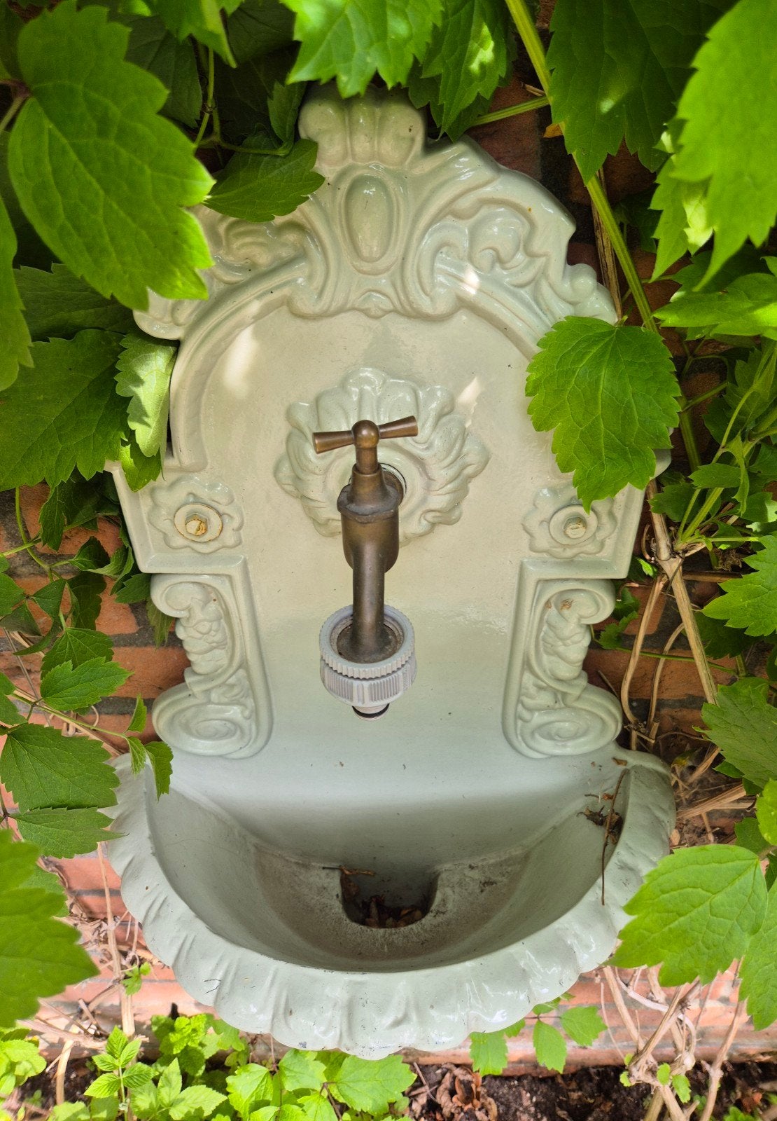 Landelijk brocante wandfontein / stortbak t.b.v.buitenkraan, Ophalen of Verzenden, Gebruikt