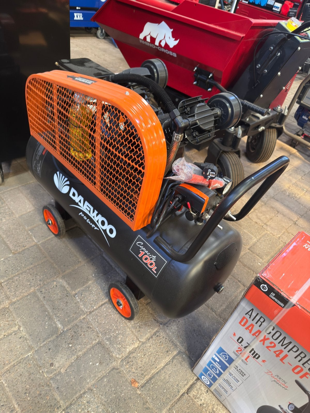 Daewoo compressor 120v 100L 8bar nieuw, Doe-het-zelf en Verbouw, Compressors, 100 liter of meer, Ophalen, Nieuw