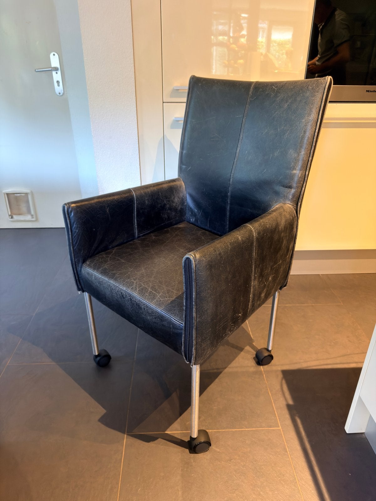 6 Zwarte leren eetkamerstoelen op wieltjes, Ophalen, Gebruikt, Stoer, Zwart