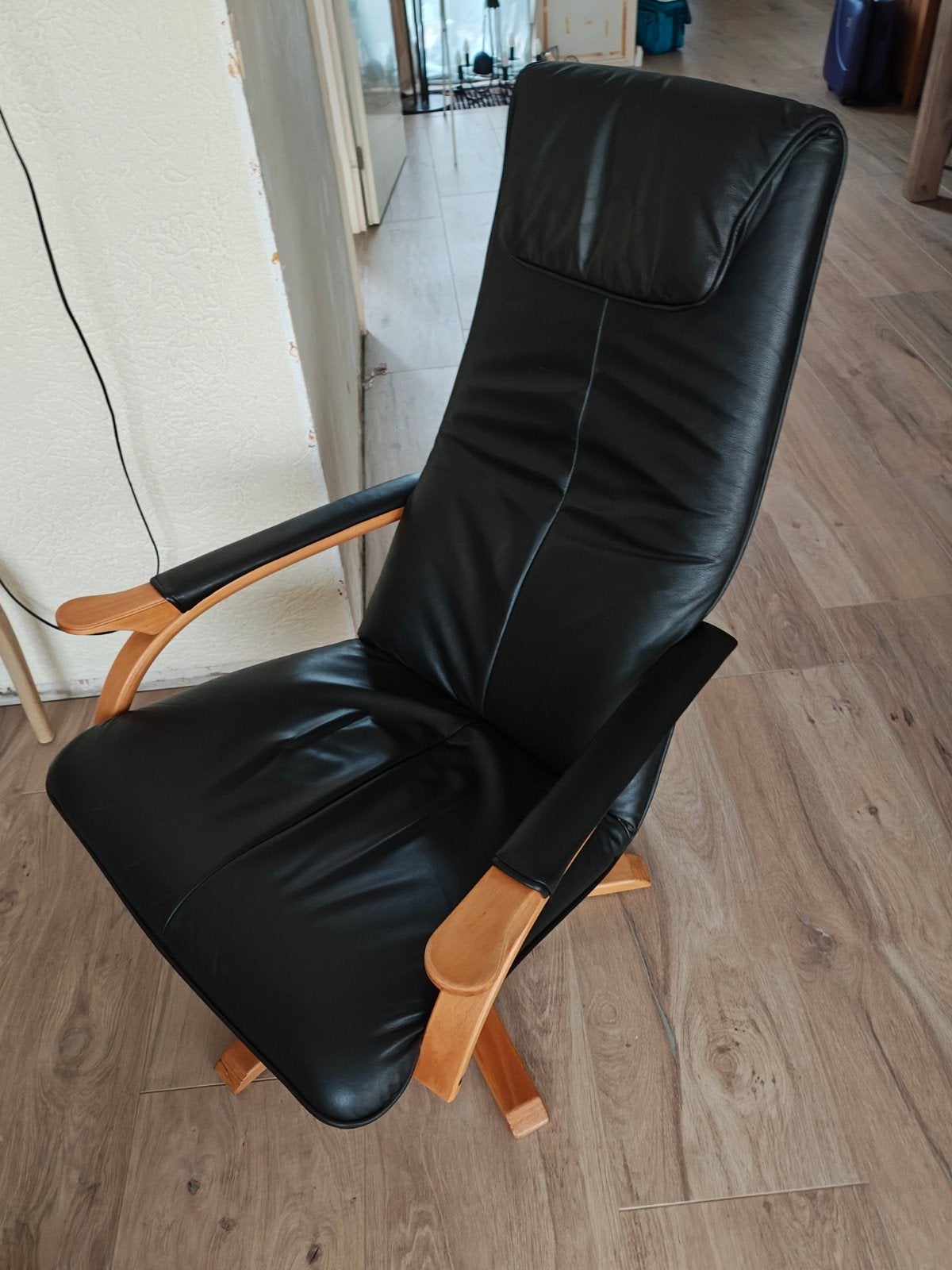 Zwarte leren relaxfauteuil met houten onderstel, Ophalen, Modern, Comfortabel, Gebruikt, 50 tot 75 cm