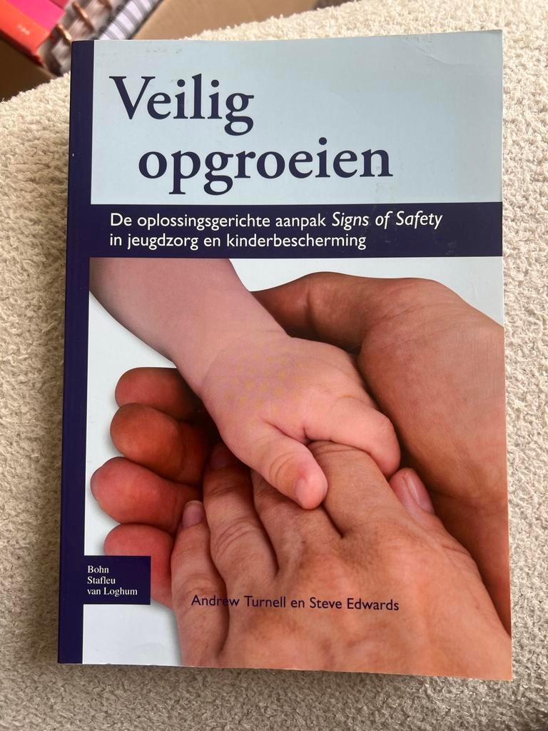 Boek Veilig Opgroeien, Ophalen of Verzenden, Gelezen