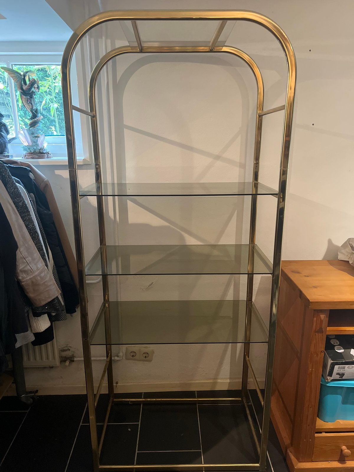 Goudkleurige kast vitrinekast  met Glazen Planken, Ophalen, Gebruikt