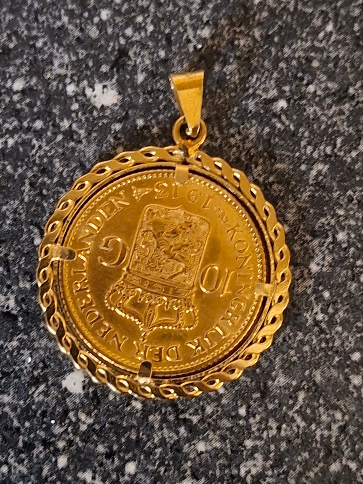 Gouden tientje hanger met Wilhelmina 10 Gulden munt (1913), Overige voorstellingen, Ophalen of Verzenden, Zo goed als nieuw, Goud