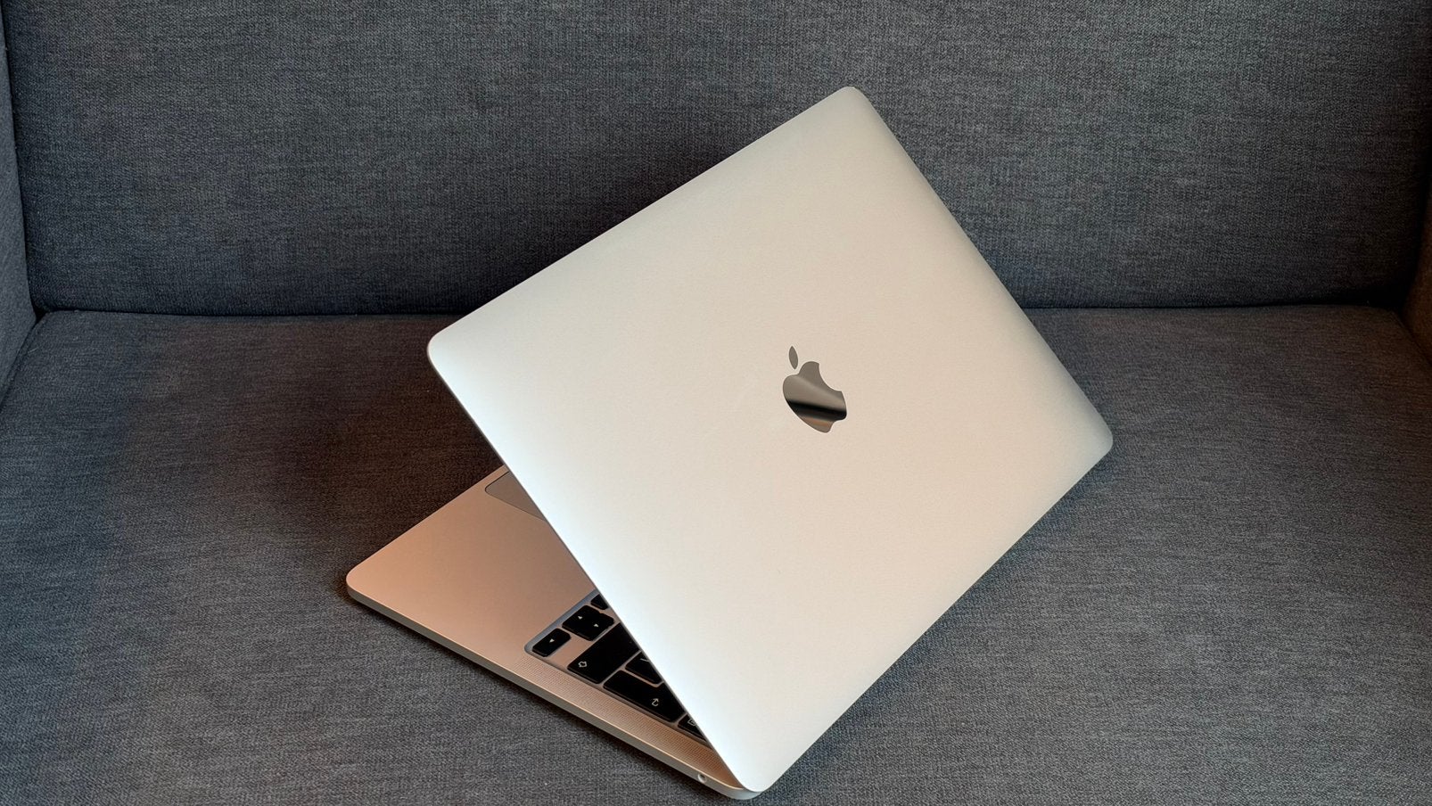 Foto 5 van  MacBook Pro 13” M1 256GB touchbar uitstekende staat