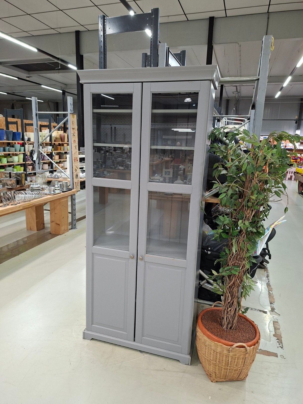 Grijze vitrinekast met glazen deuren, Onbekend@voorbeeld.com, Glas, Onbekend, 150 tot 200 cm
