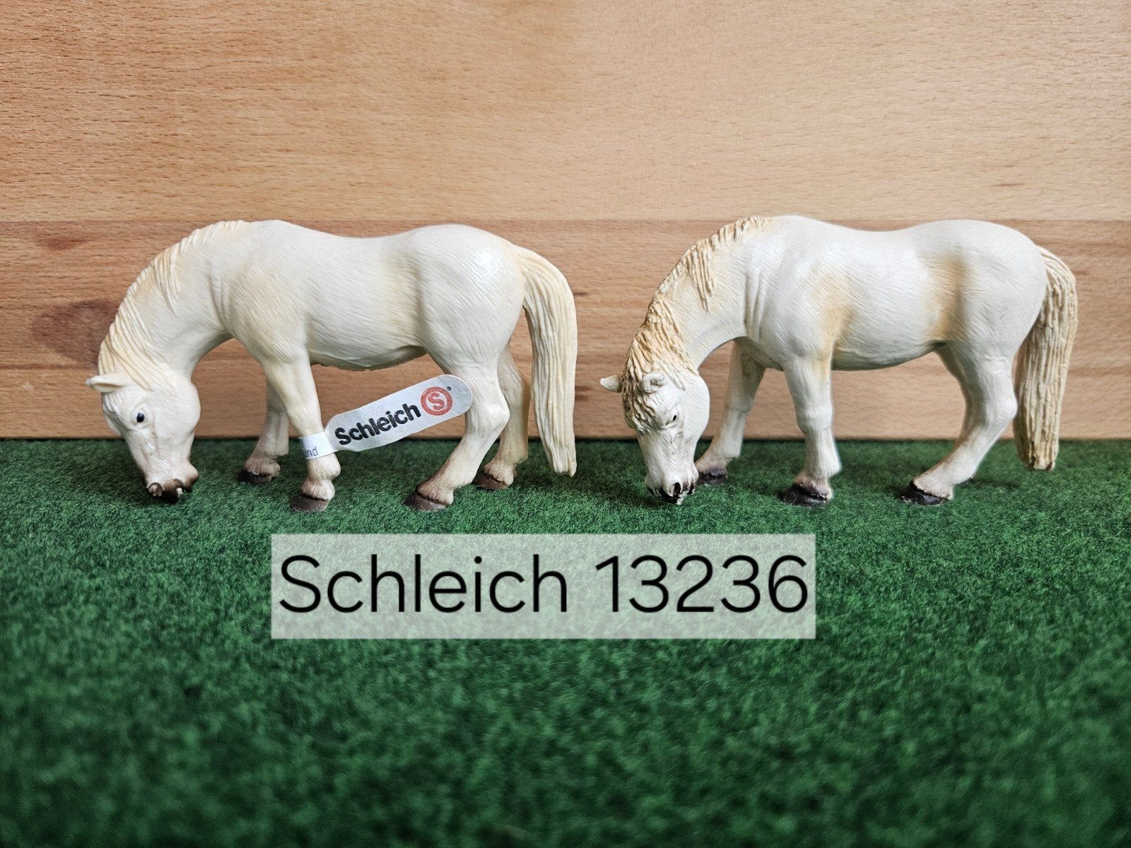 Schleich 13236 Camargue merrie met of zonder vaantje 1997, Ophalen of Verzenden, Zo goed als nieuw, Paard, Beeldje of Figuurtje