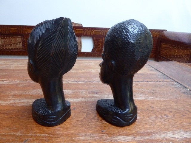 2 Ebbenhouten bustes, man en vrouw, boekensteunen, Overige onderwerpen, Minder dan 20 cm, Ophalen of Verzenden, Handgemaakt