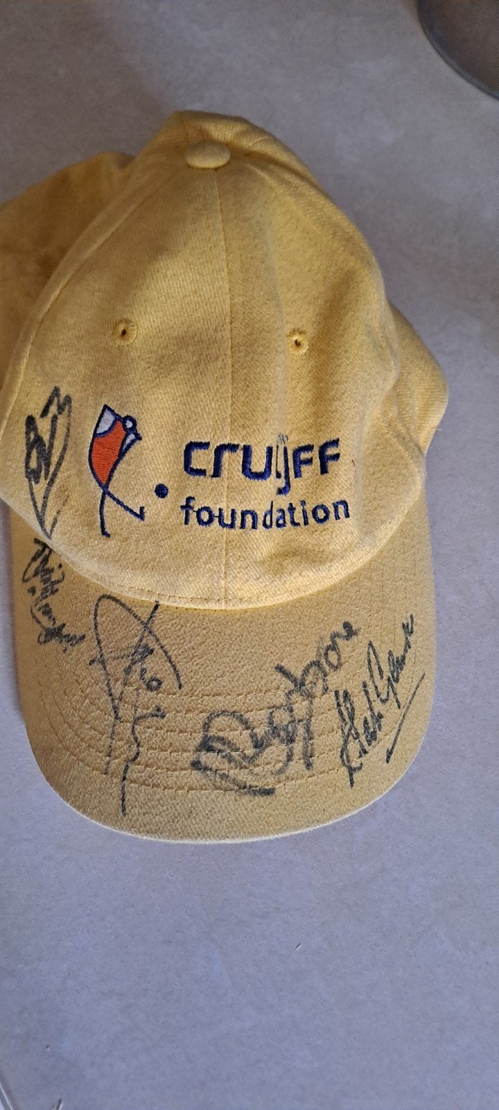 Unieke Johan Cruijff Foundation pet met handtekeningen, Verzamelen, Ophalen, Gebruikt, Ajax, Pet of Muts