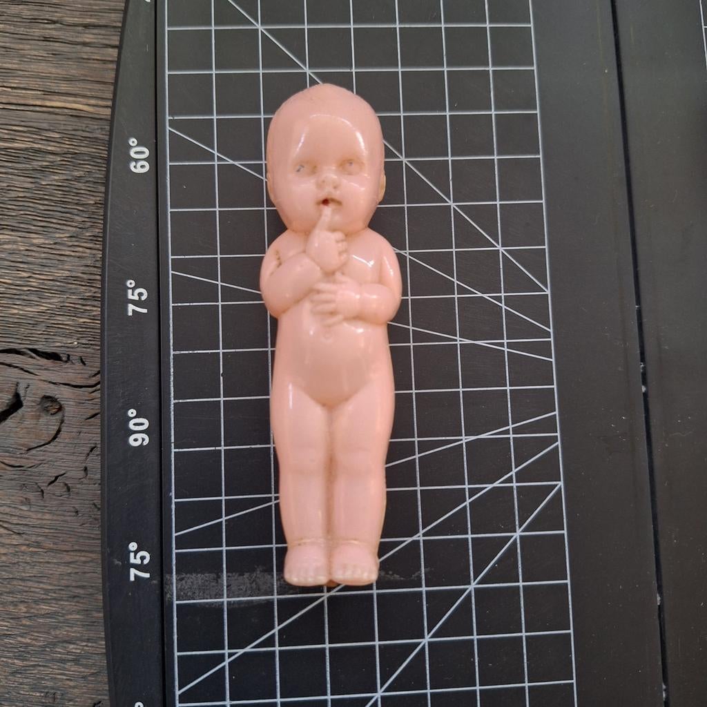 Vintage Kleeware Engeland hard plastic poppetje, Verzamelen, Poppen, Ophalen of Verzenden, Gebruikt, Pop