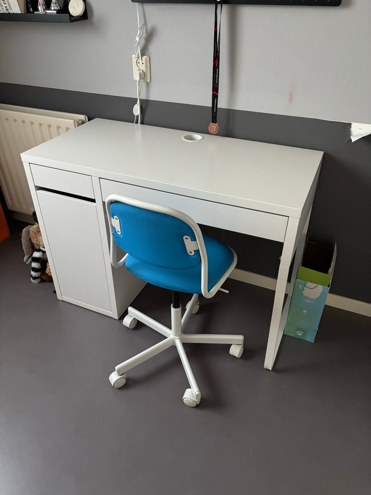 Ikea bureau (wit) met ladeblok en bureaustoel, Ophalen, Gebruikt, Overige merken, Computerbureau