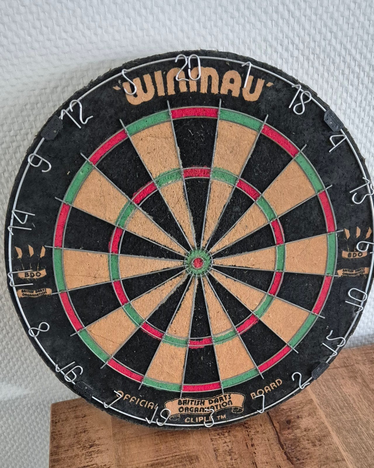 Winmau dartbord met handtekening Raymond van Barneveld, Ophalen of Verzenden, Gebruikt, Dartbord