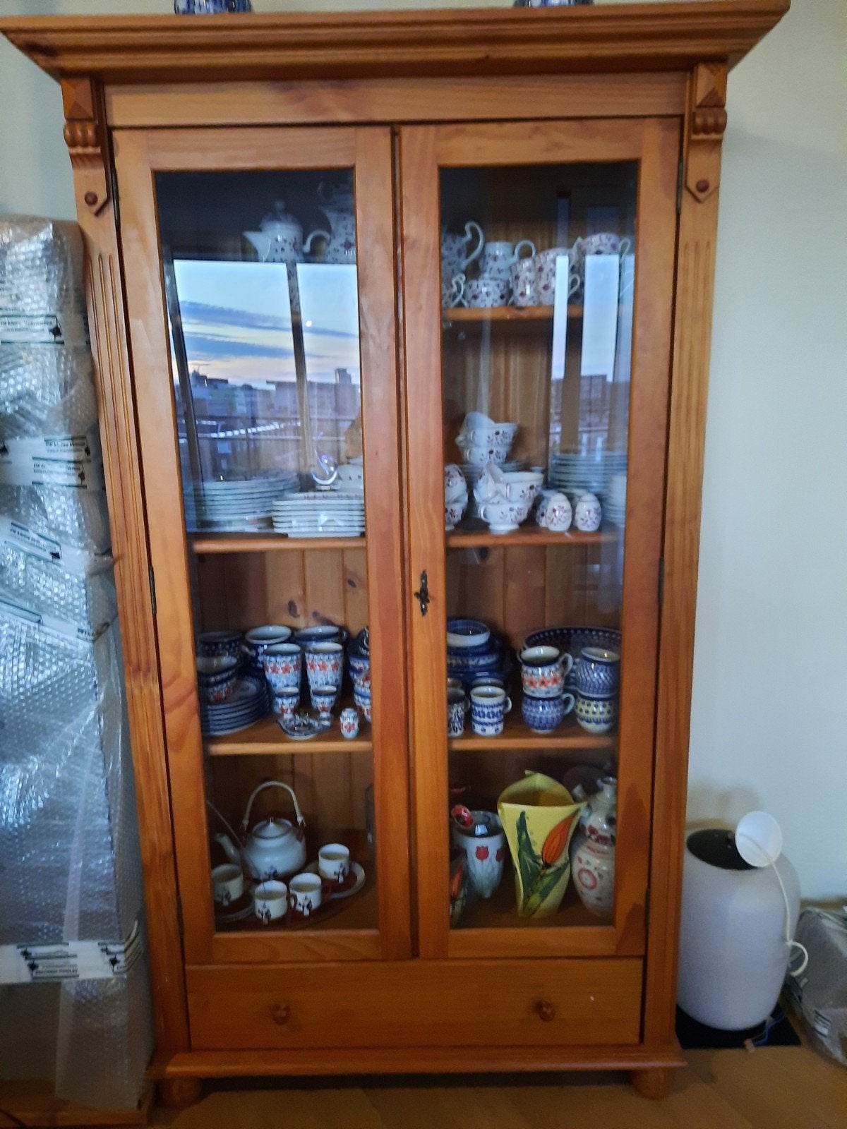 Mooie houten vitrinekast met grote la, Huis en Inrichting, Kasten | Vitrinekasten, Ophalen, 25 tot 50 cm, 150 tot 200 cm