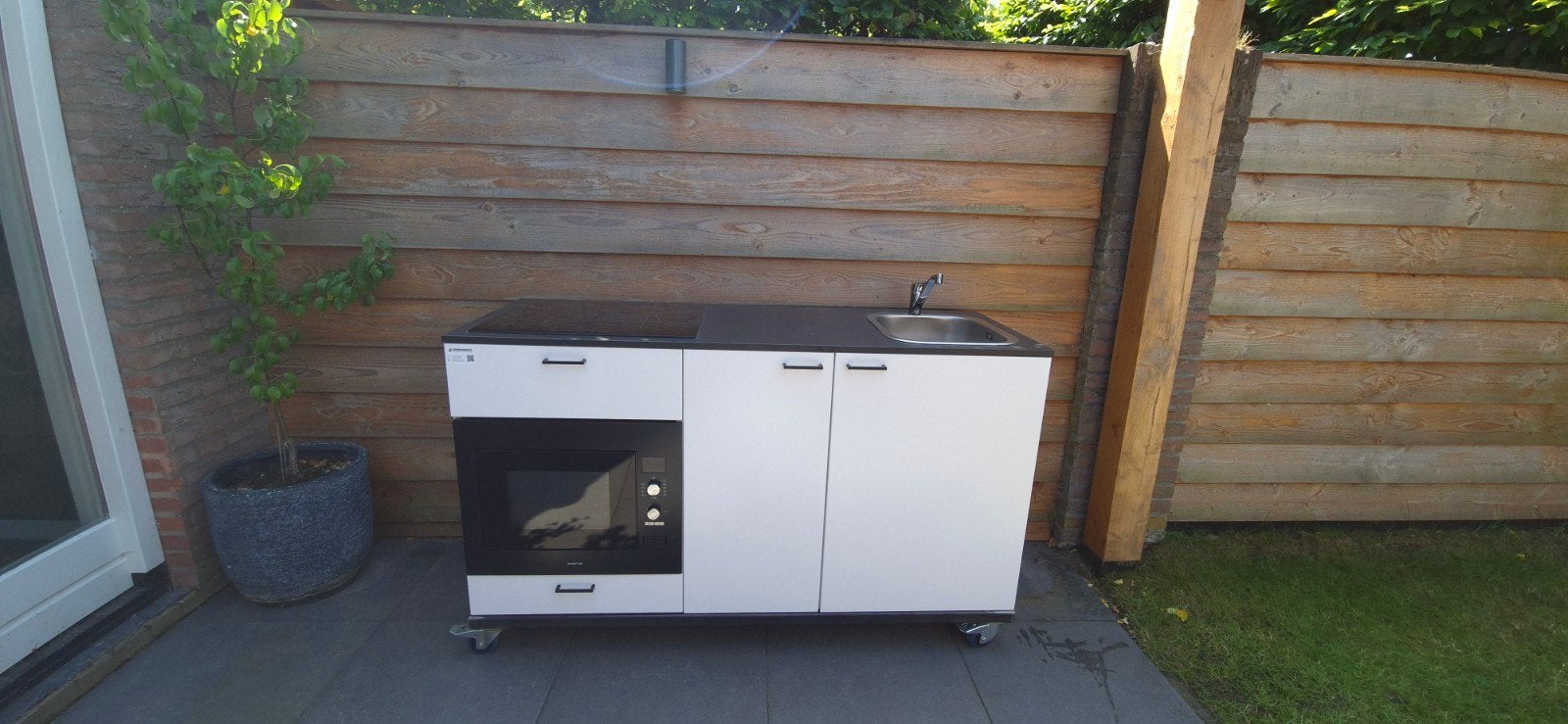 Keuken met zwenkwielen te koop, Ophalen, Keukenblokhuren.nl, Info@keukenblokhuren.nl, Wit