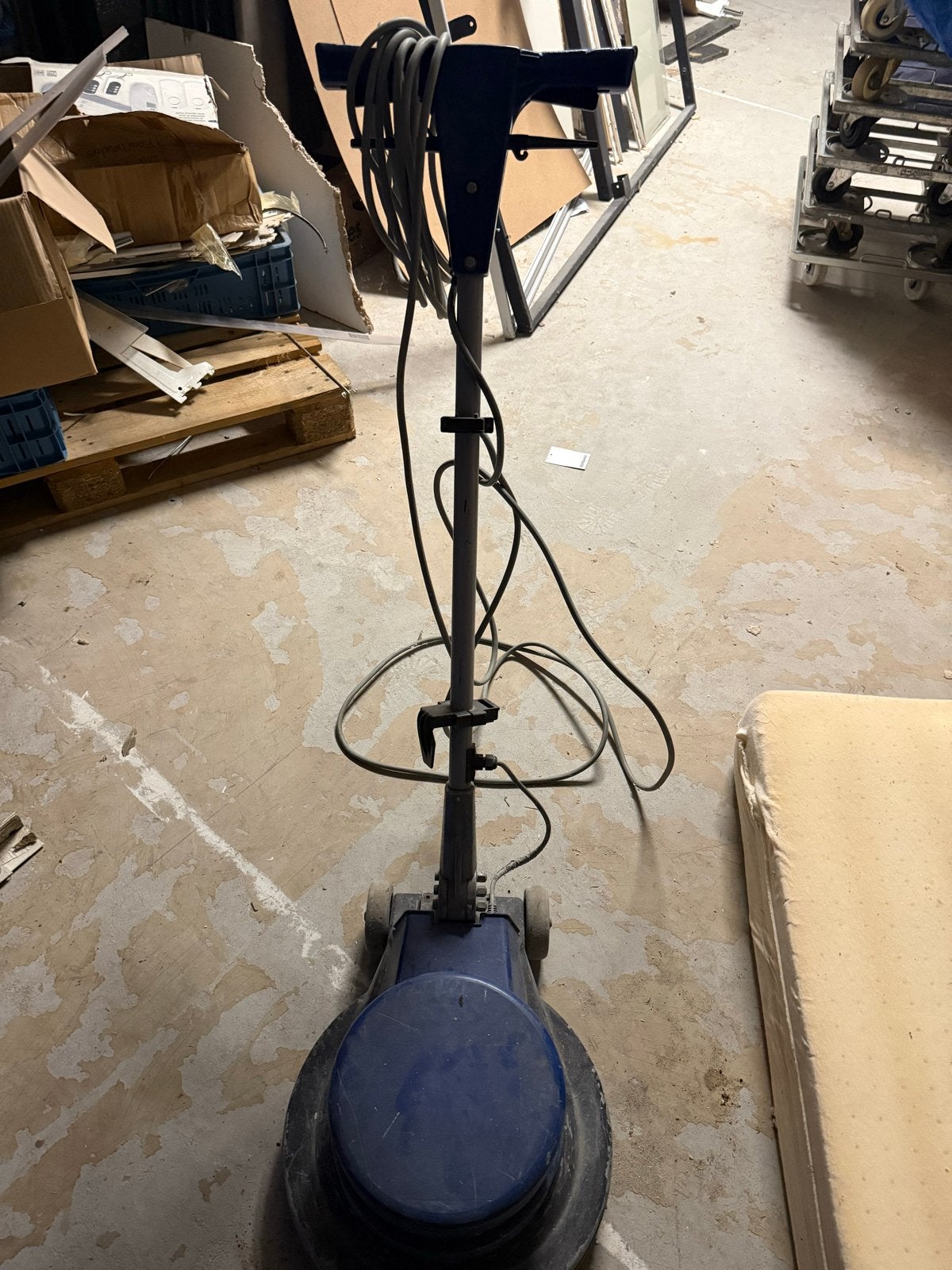 Professionele schrob- veegmachine voor diverse vloeren, Doe-het-zelf en Verbouw, Reinigingsmachines, Ophalen of Verzenden, Gebruikt