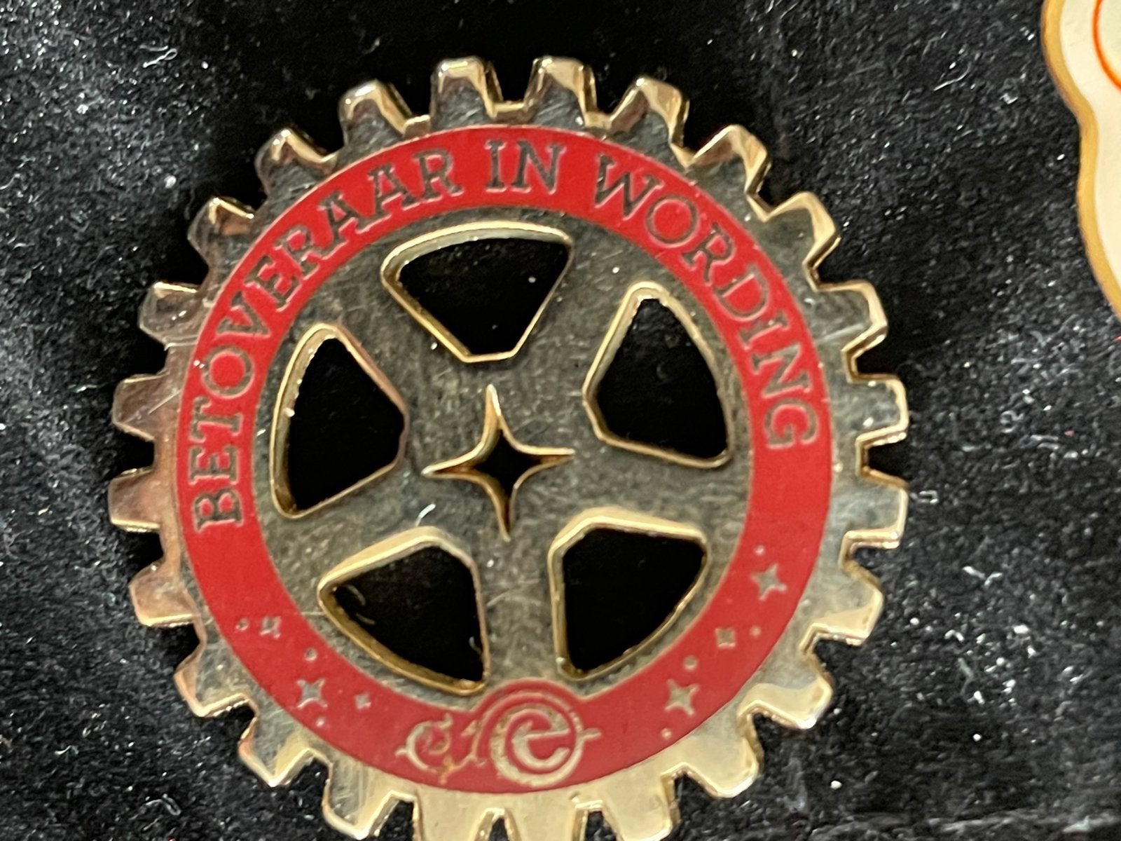 Efteling personeels pin 'Betoveraar in Wording', Verzamelen, Efteling, Ophalen of Verzenden, Zo goed als nieuw, Button of Speldje