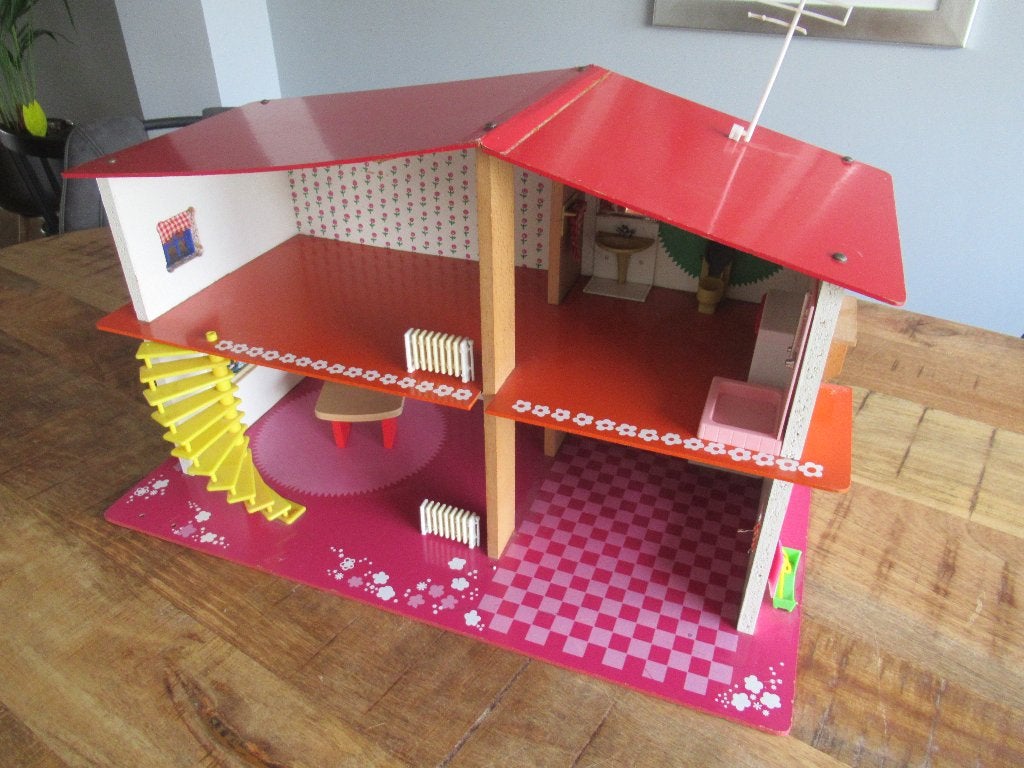 SIO Vintage Poppenhuis jaren 70 met stopcontacten Radiators, Verzamelen, Poppenhuizen en Toebehoren, Ophalen of Verzenden, Gebruikt