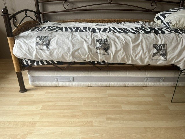 Eenpersoonsbed met metalen frame en rieten details, Ophalen, Gebruikt, 90 cm, Eenpersoons