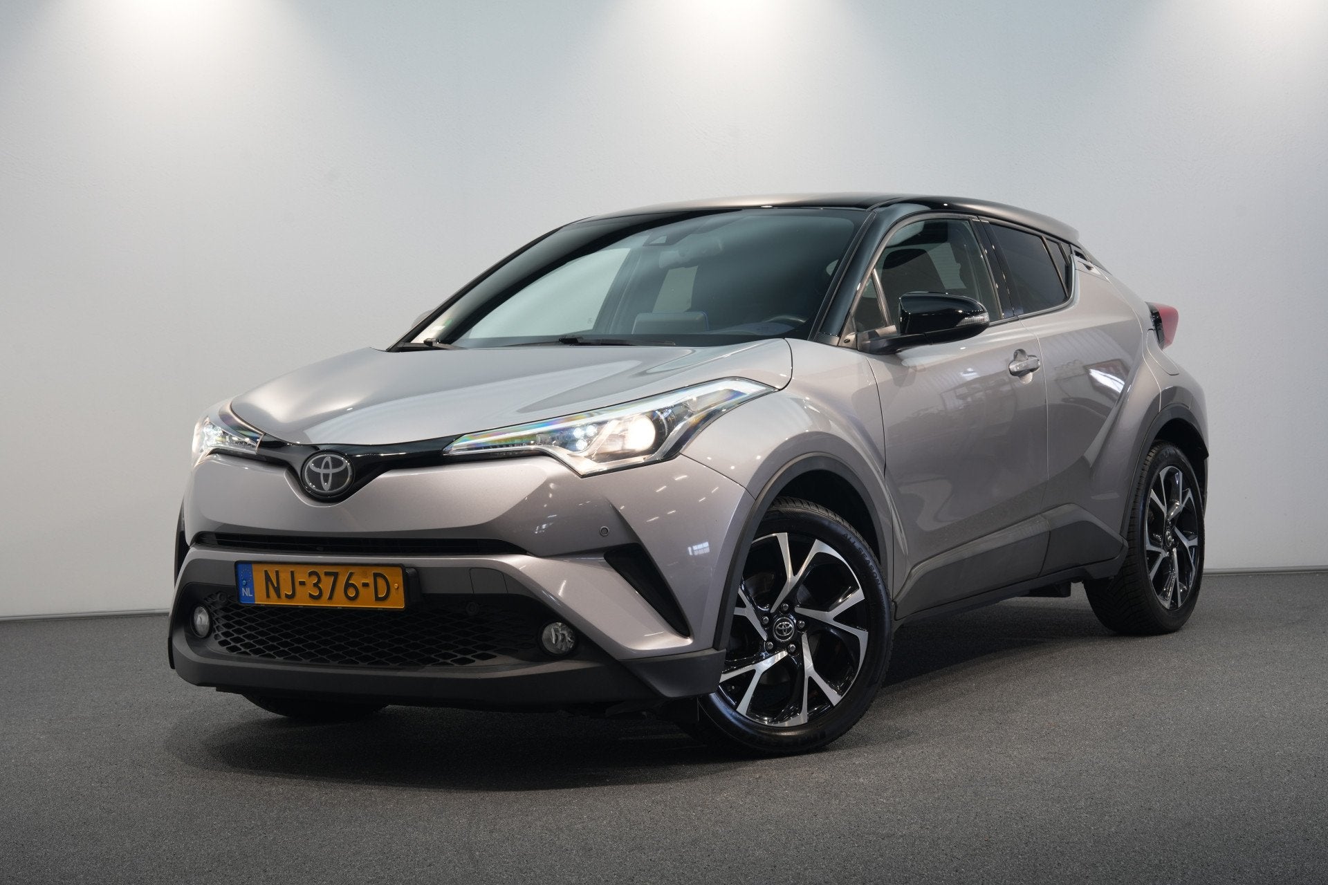 Toyota C-HR 1.2 Bi-Tone ✅ NAVI ✅ AFN.TREKHAAK ✅ CAMERA, Auto's, Voorwielaandrijving, Stof, Gebruikt, 116 pk