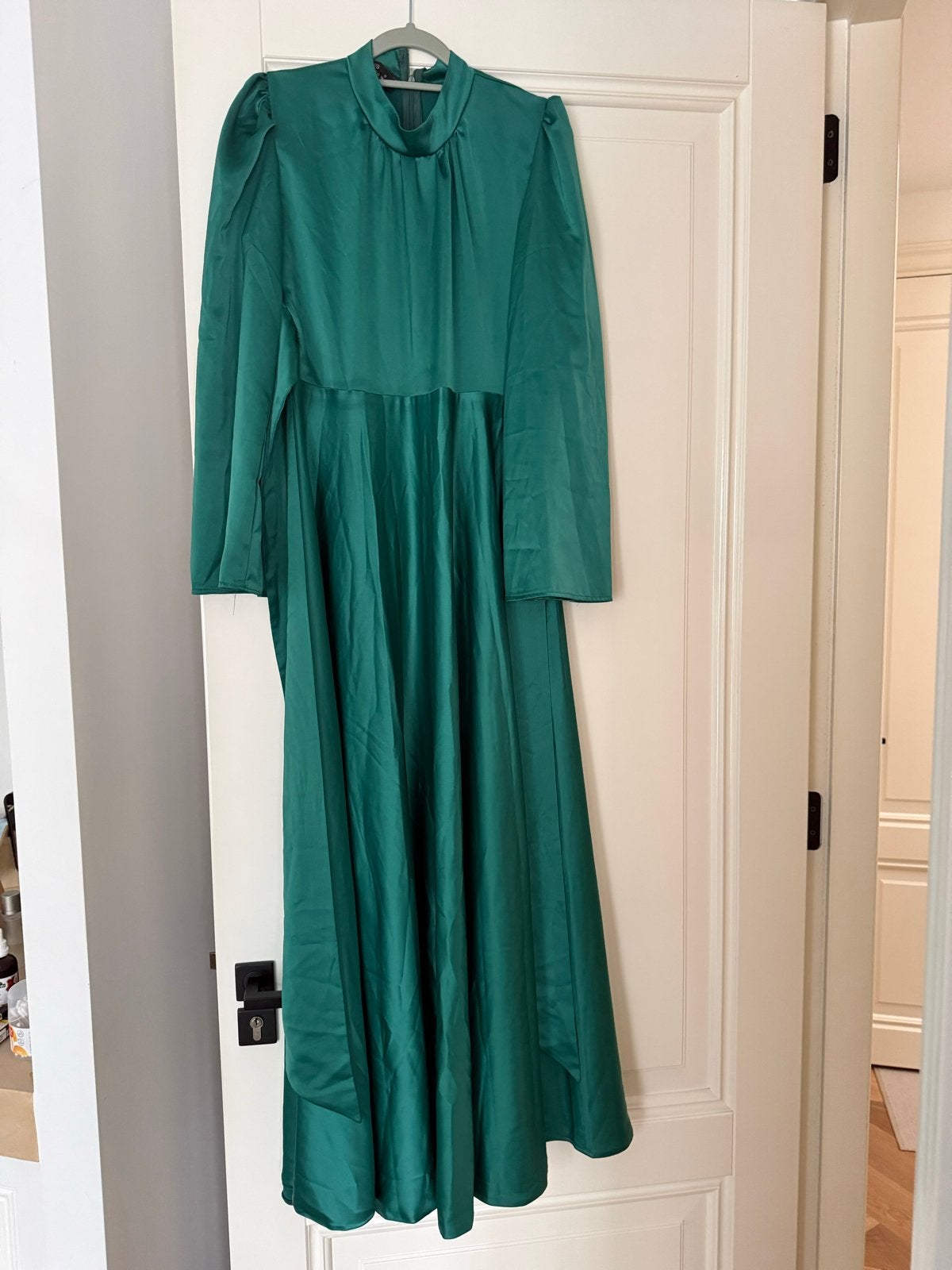Elegante smaragdgroene satijnen jurk, maat 40, Maat 38/40 (M), Ophalen of Verzenden, Zo goed als nieuw, Onder de knie