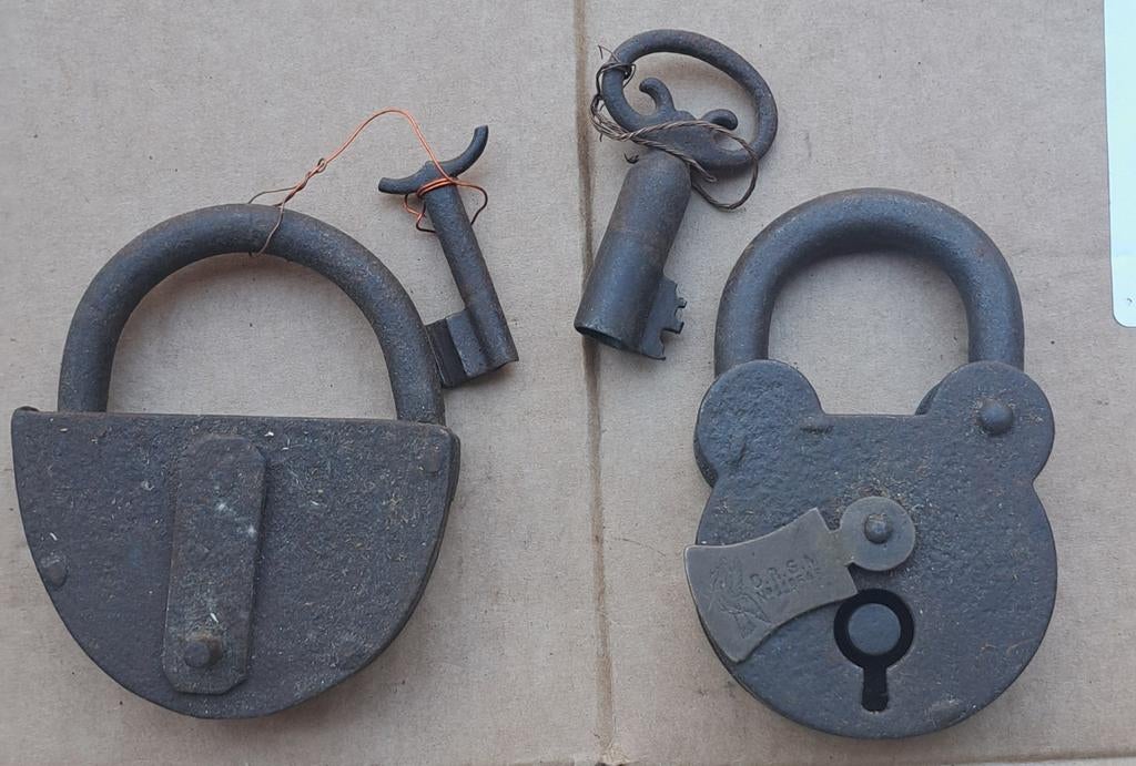 Antieke gietijzeren hangsloten met sleutels (set van 2), Antiek en Kunst, Antiek | Gereedschap en Instrumenten, Ophalen of Verzenden