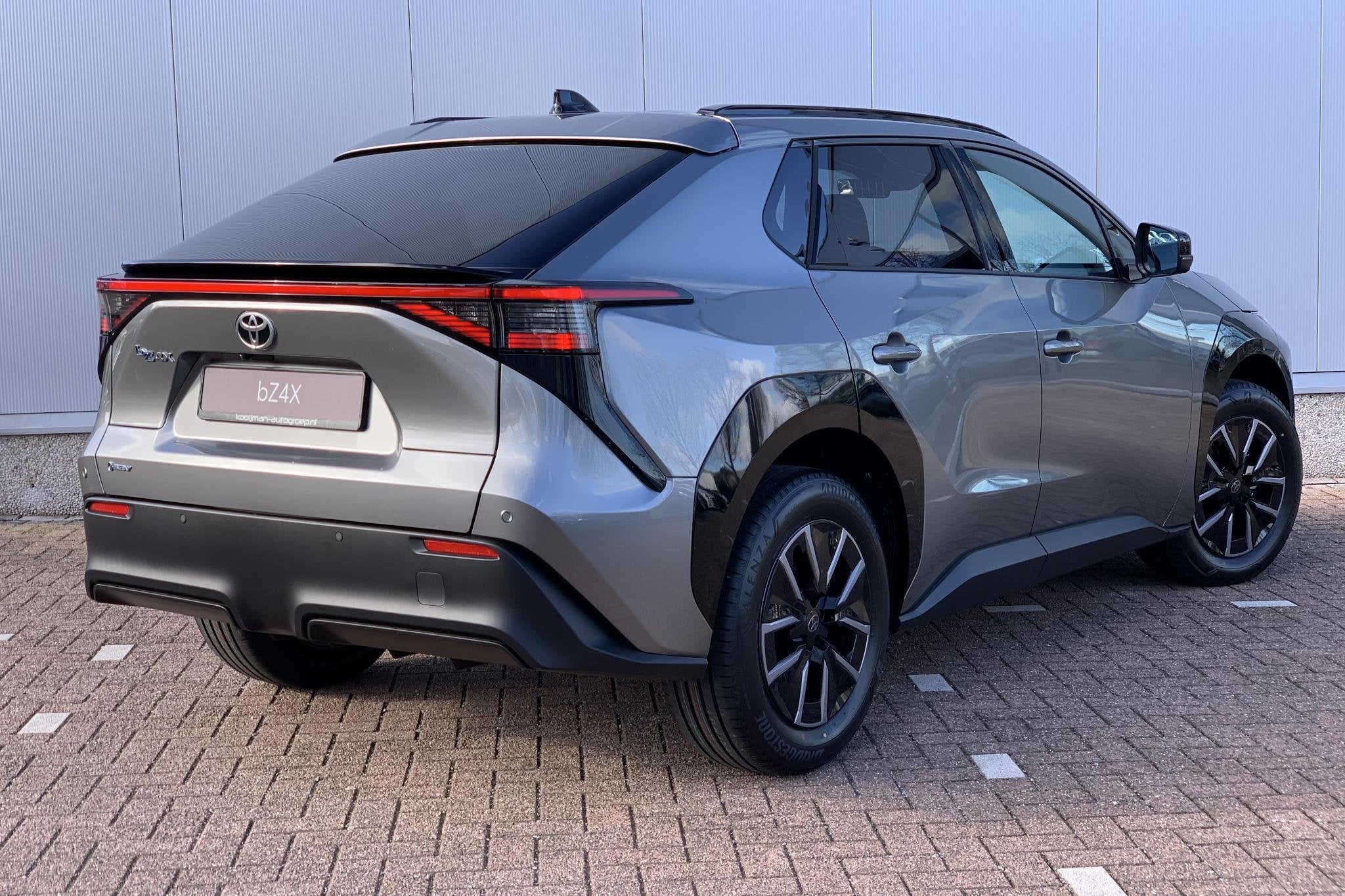 Toyota bZ4X Dynamic 73 kWh / 360 Camera / Apple Carplay / Ke, Auto's, Overige kleuren, Leder en Stof, SUV of Terreinwagen, BZ4X