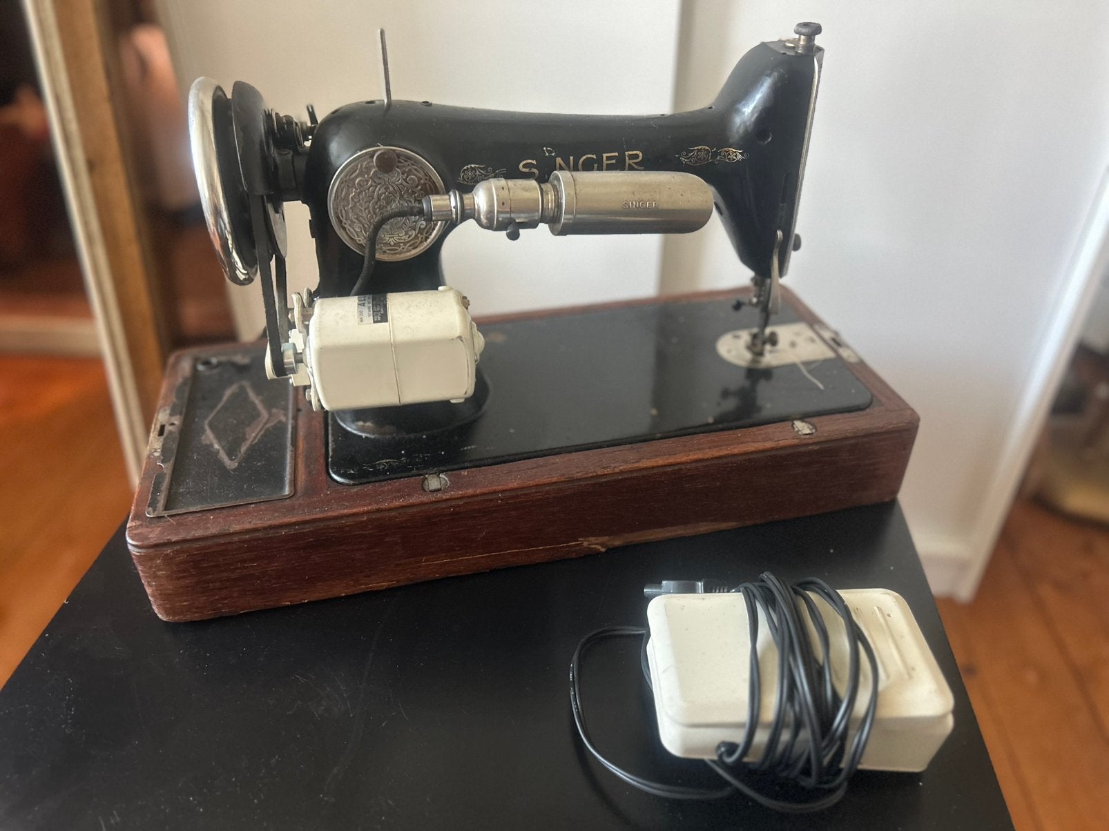 Singer - oude naaimachine - uniek exemplaar met elec motor, Ophalen