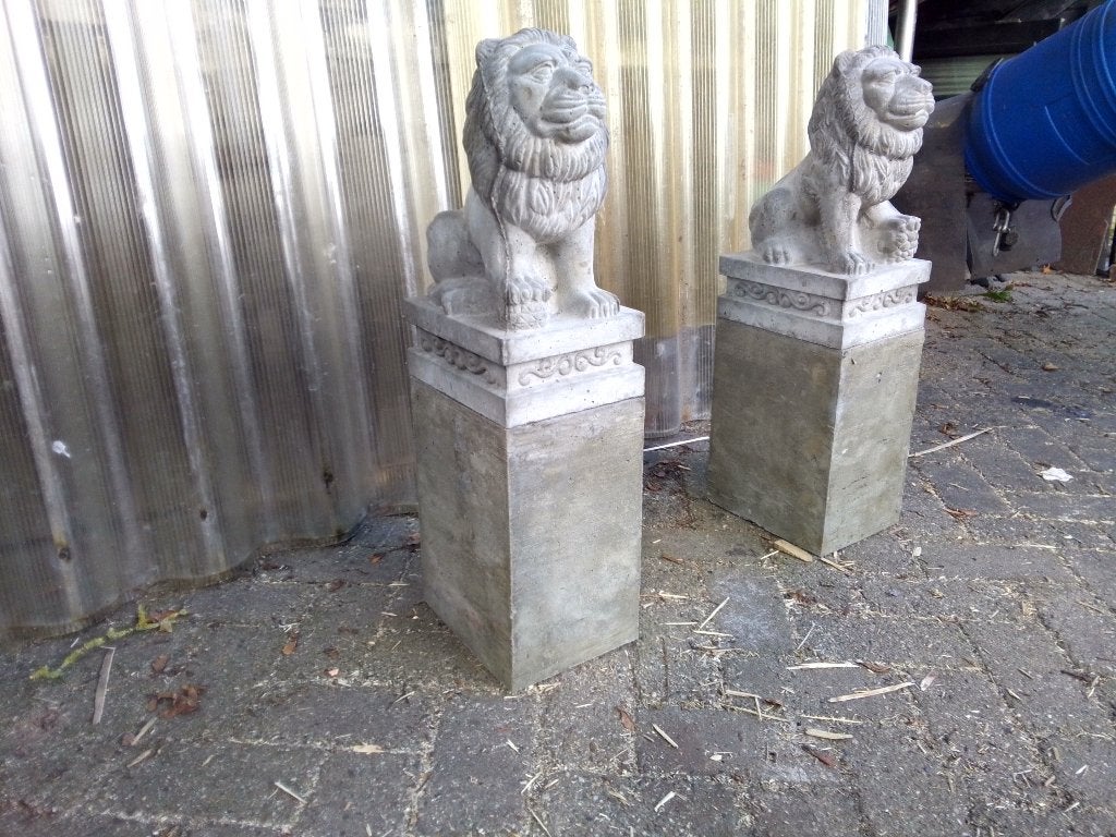 2 Nieuwe betonnen leeuwen op sokkel, Tuin en Terras, Tuinbeelden, Ophalen, Nieuw, Beton, Dierenbeeld
