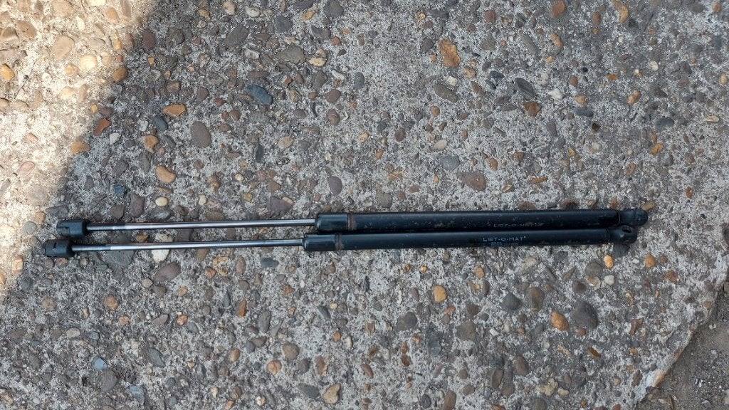Setje gasveren vd achterklep C Klasse Coupe 2001, Ophalen of Verzenden