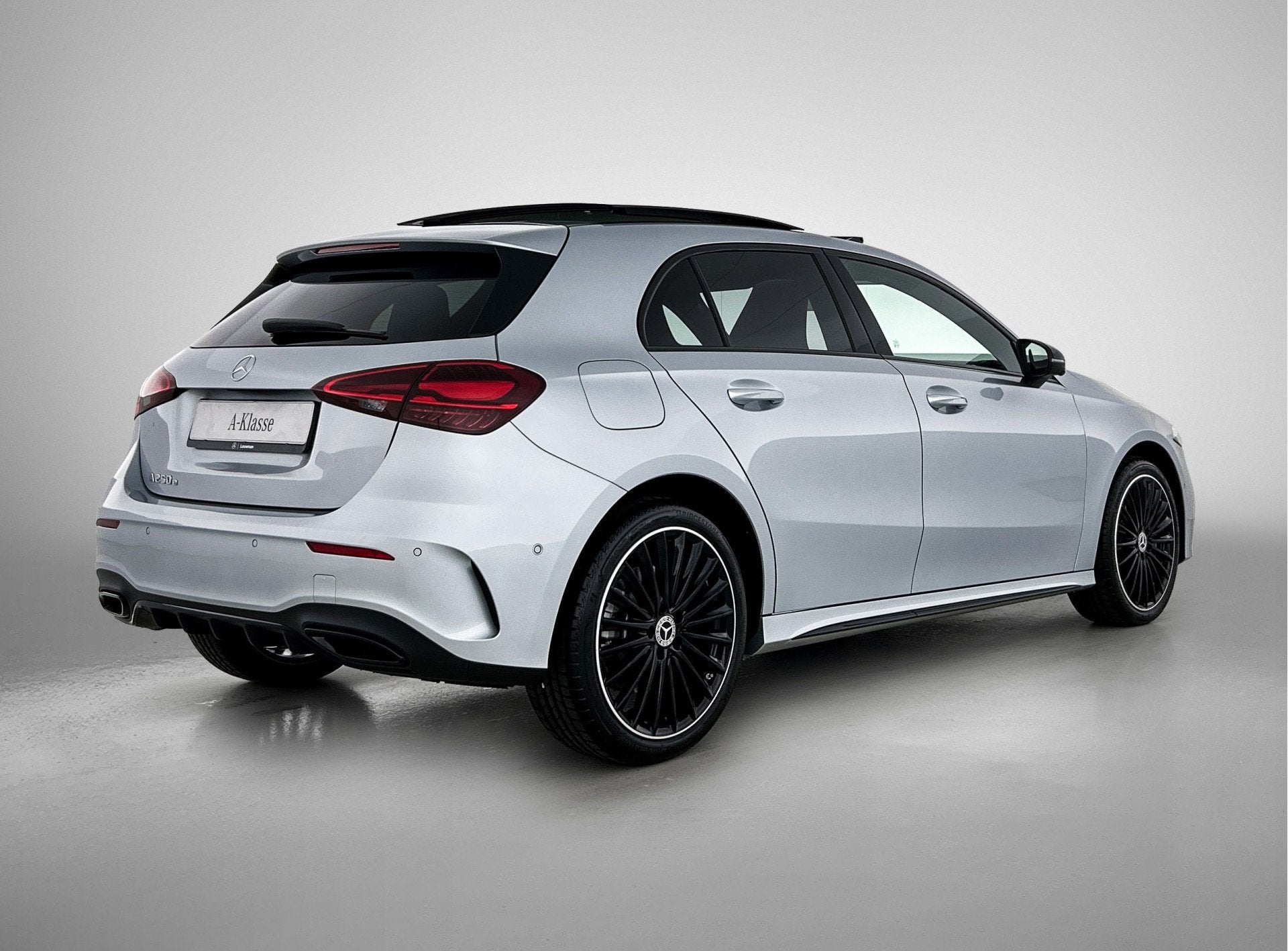 Mercedes-Benz A-Klasse 250 e 140 Year Edition | Premium Plus, Auto's, Mercedes-Benz, Zwart, 4 cilinders, 15 kWh, Nieuw