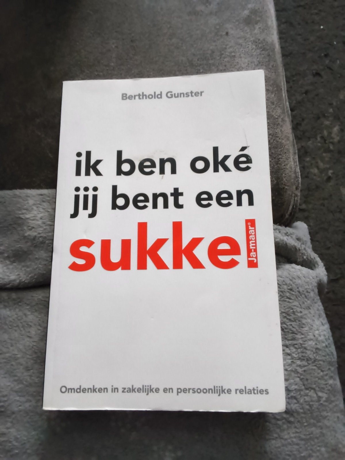Ik ben oké jij bent een sukkel - Berthold Gunster paperback, Boeken, Ophalen of Verzenden, Gelezen, Berthold Gunster