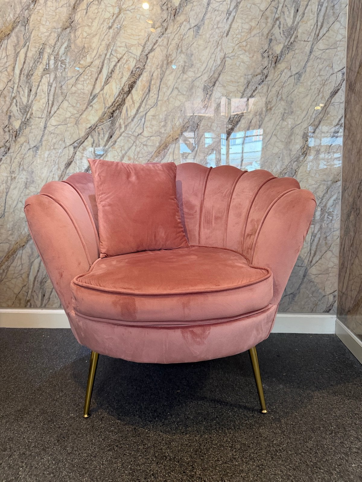 Roze fluwelen schelp fauteuil met gouden poten, Ophalen, Zo goed als nieuw, Stof, 75 tot 100 cm