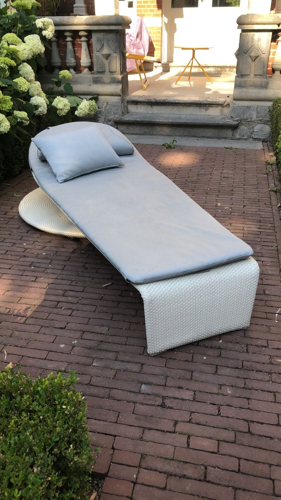 Luxe Dedon Wicker Ligbed met Kussen - Zo goed als nieuw, Ophalen, Zo goed als nieuw, Wicker