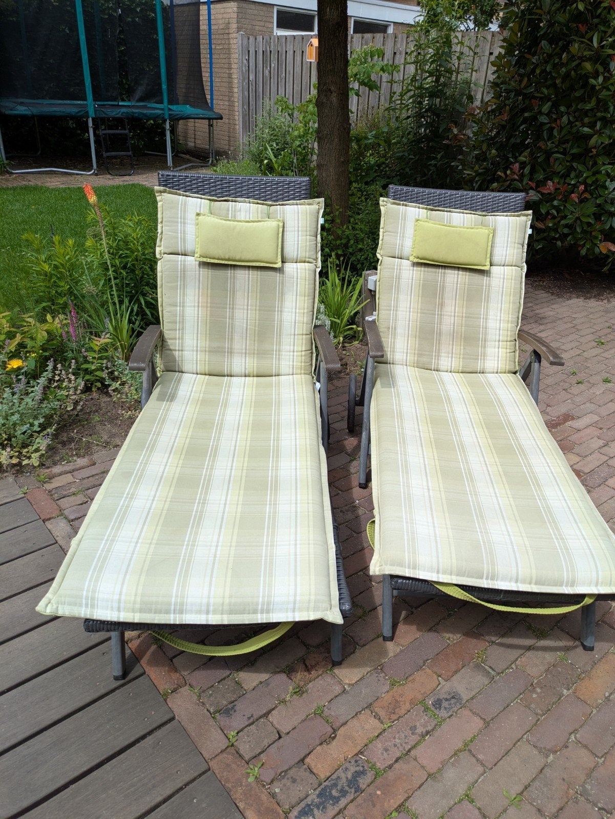 Twee ligbedden met kussens - gratis af te halen, Tuin en Terras, Ligbedden, Ophalen, Gebruikt, Verstelbaar