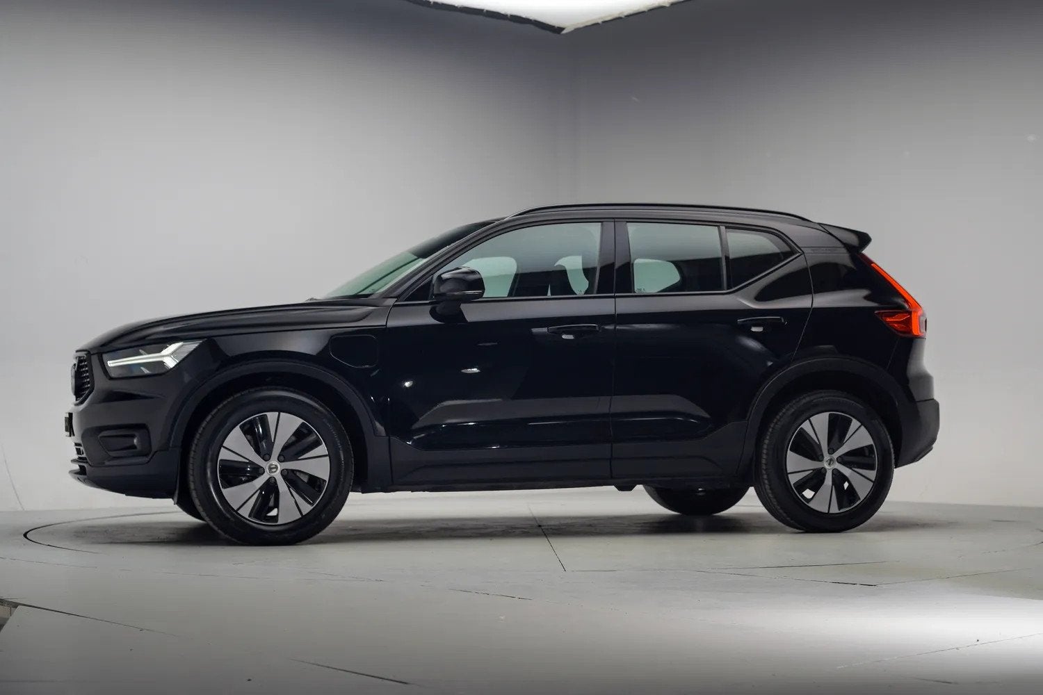 Volvo XC40 T4 Recharge R-Design Expression [ LED Navi Apple/, Auto's, Volvo, Automaat, Zwart, Bedrijf, Hybride Elektrisch/Benzine