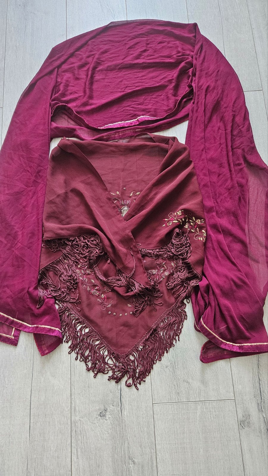 Twee sjaals: bordeauxrood met borduursel en effen, Maat 46/48 (XL) of groter, Ophalen of Verzenden, Zo goed als nieuw, Sjaal