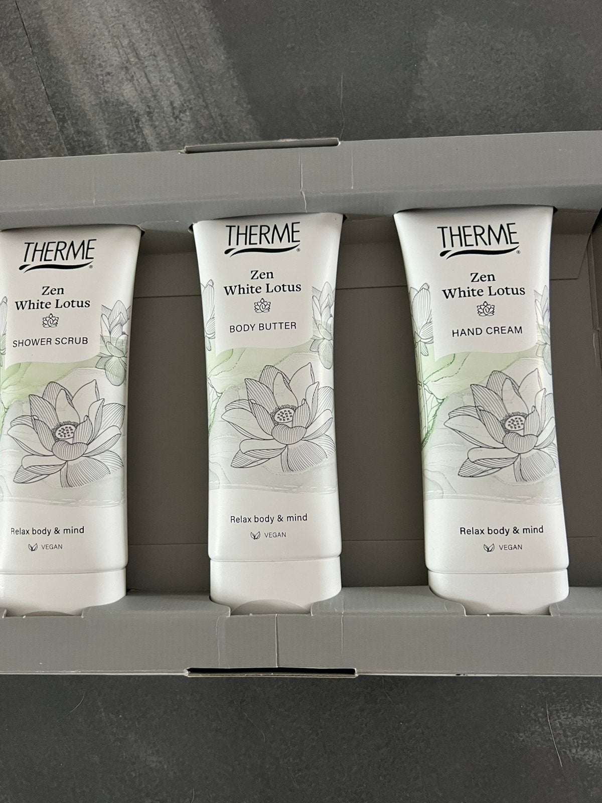 Therme zen white lotus  body butter handcrème, Ophalen of Verzenden, Zo goed als nieuw, Gehele gezicht