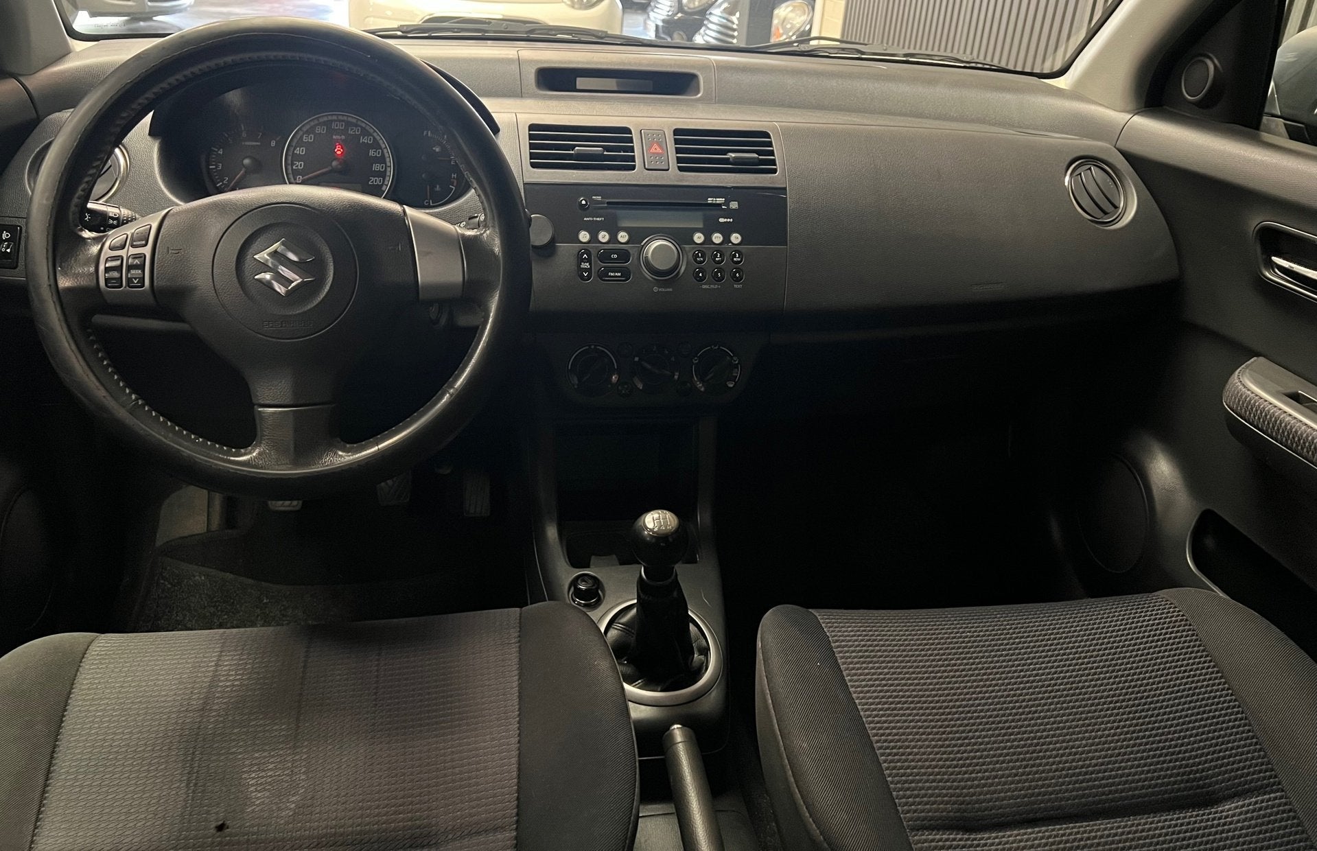 Suzuki Swift 1.3 Shogun - NAP - Airco - Elekt Ramen, Voorwielaandrijving, Stof, Zwart, 400 kg