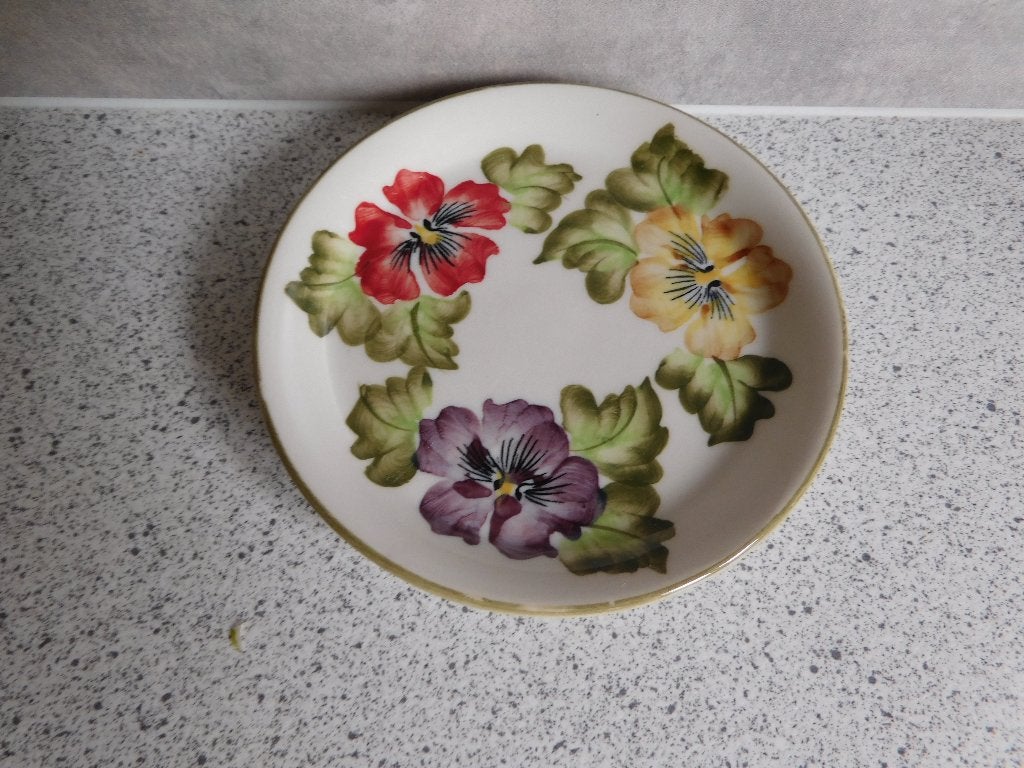 Bord 11 cm. Anemoon Vic's Handpainted, Overige merken, Ophalen of Verzenden, Zo goed als nieuw, Bord(en)