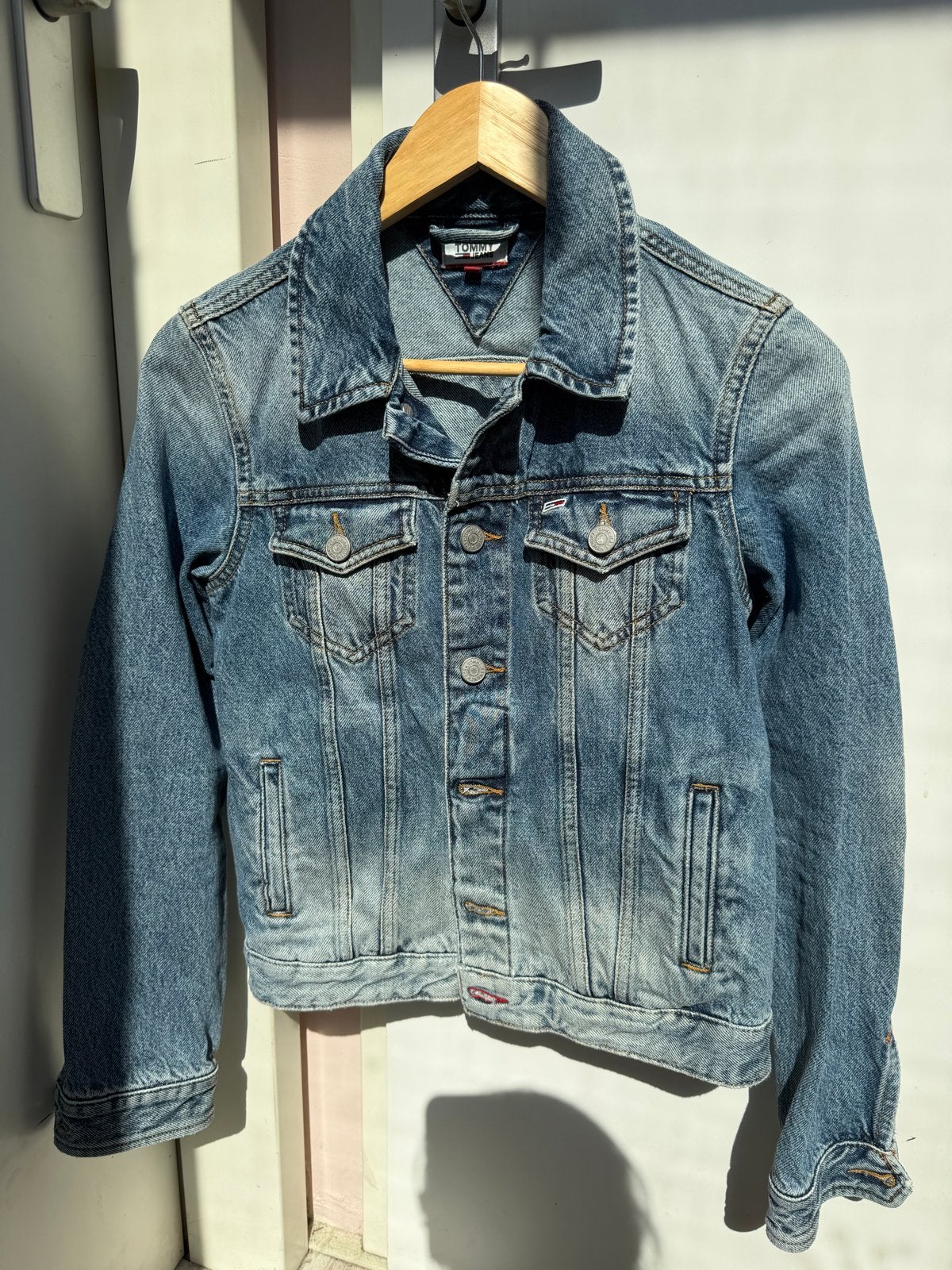 Tommy Jeans spijkerjack maat XS, Kleding | Dames, Jassen | Zomer, Ophalen of Verzenden, Zo goed als nieuw, Maat 34 (XS) of kleiner