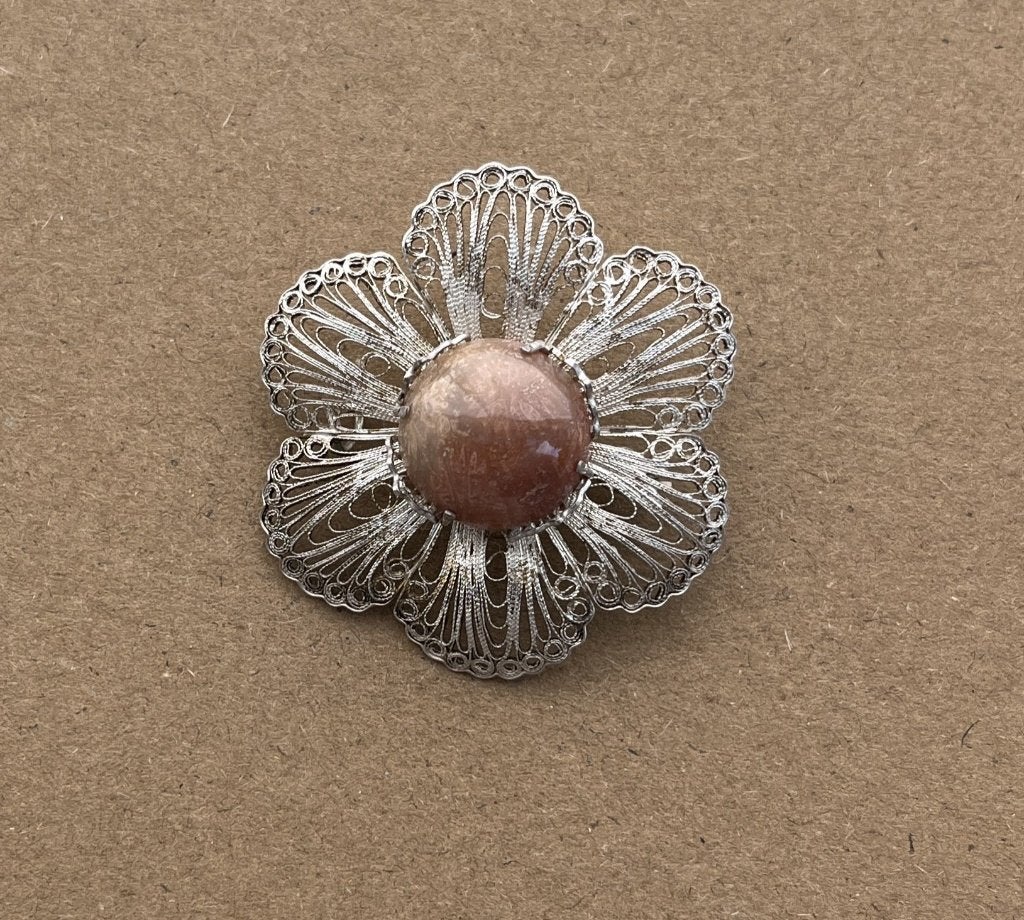 Zilveren filigraan broche met bruine/beige edelsteen, Ophalen of Verzenden, Zilver, Broche, Met edelsteen