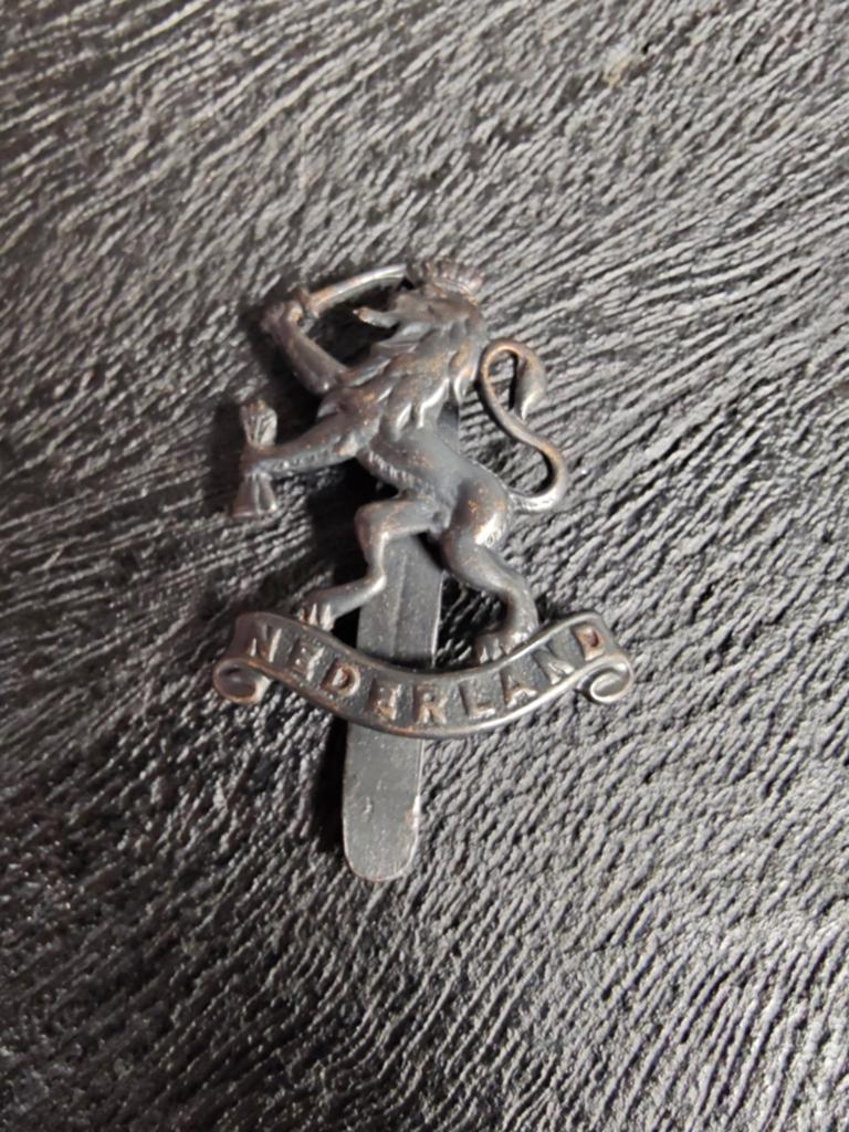 Nederlandse Baretembleem Leeuw 1945.. ( Gaunt London).., Ophalen of Verzenden, Nederland, Embleem of Badge