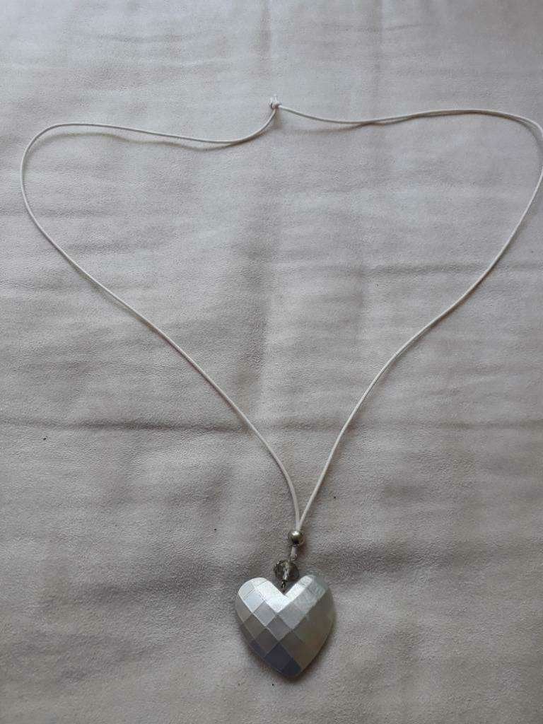 Ketting met Hanger Hart in zilverkleur/wit. Nieuw!, Ophalen, Met hanger, Kunststof, Wit