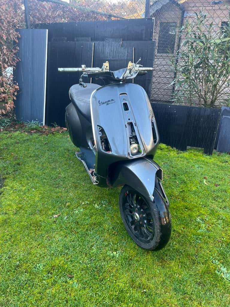 Vespa sprint schade, Ophalen, Zo goed als nieuw, Benzine